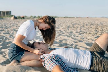 Bir kucak kızlara yalan adam ona bakar