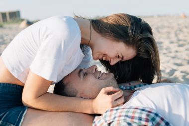 Kız ve adam gülmek, yakın bir