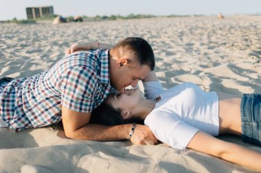 Sevgi dolu çift yalanlar üzerine kum