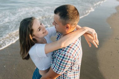 Sevgi dolu çift kucaklıyor, üstten görünüm