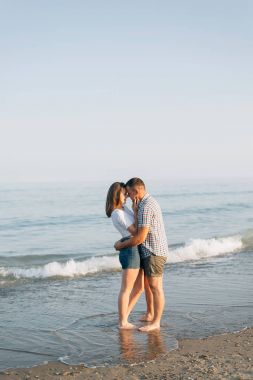 Güçlü adam kızı kucaklayan