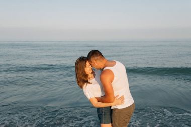 Adam denize yakın kız kucaklayan