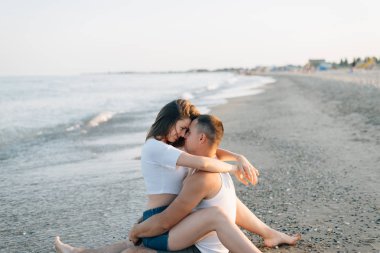 Kız adama bir kucağına oturur.