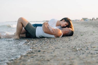 Vlyublenay çift yalanlar üzerine deniz kıyısı