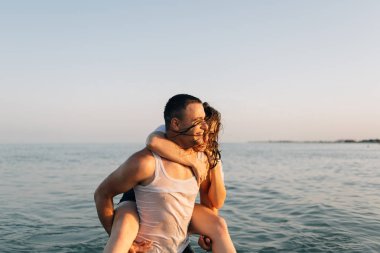 Adam ve kız bir gülümseme ile denizde vardır