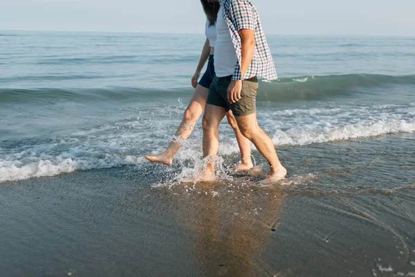 Couple marche sur le bord de la mer — Photo
