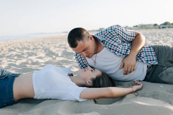 Ο τύπος και το κορίτσι που βρίσκονται στην άμμο — Φωτογραφία Αρχείου