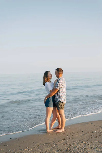 Aan de kust, is omarmen, er een verliefde paar — Stockfoto