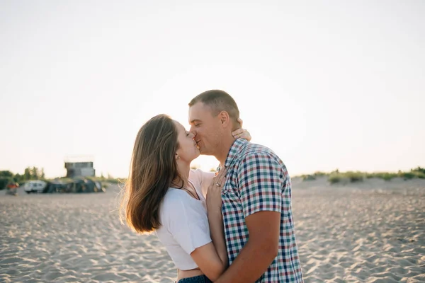 El chico y la chica se besan en el mar —  Fotos de Stock