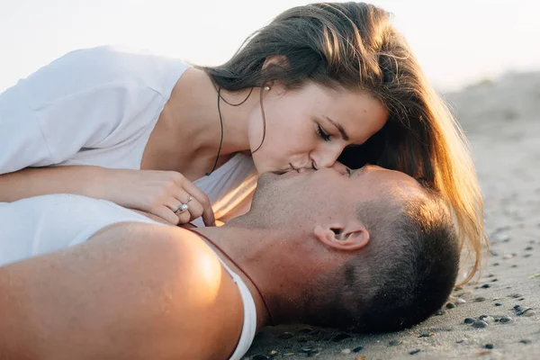 La coppia amorevole bacia, un primo piano — Foto Stock