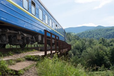 Tren bir Uzaklik gider