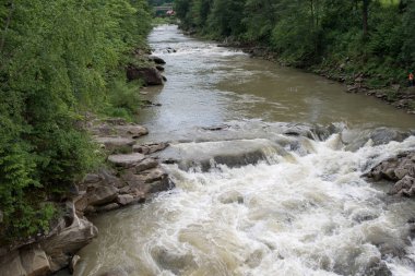 Sert ve hızlı küçük nehir