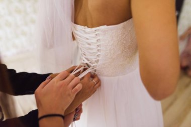 Kadınların elleri gelinin elbise sıkın