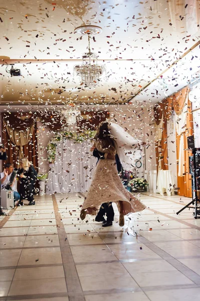 O noivo com a noiva para girar na primeira dança — Fotografia de Stock