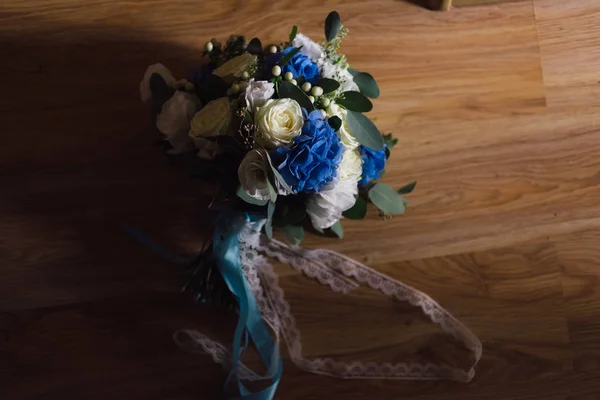 Brautstrauß mit blauen Blumen — Stockfoto
