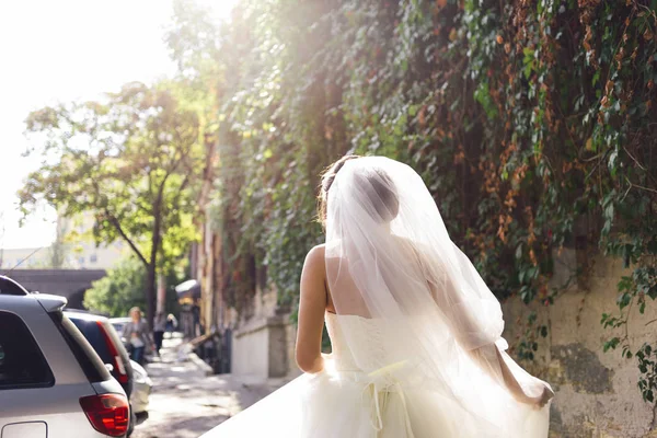 La novia corre por la calle —  Fotos de Stock
