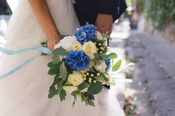 花嫁の手に結婚式の花束 — ストック写真