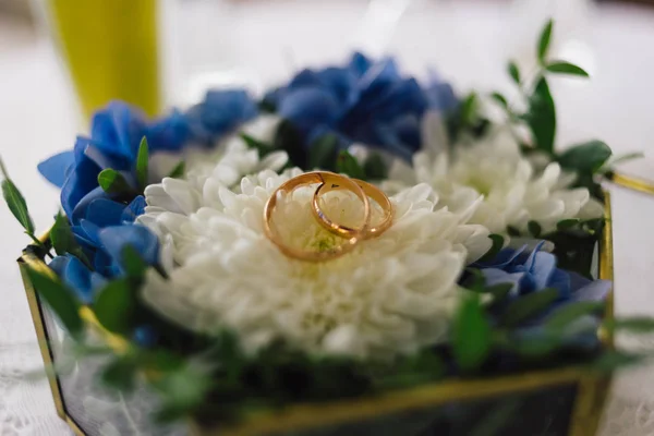 花に新郎新婦の結婚指輪 — ストック写真