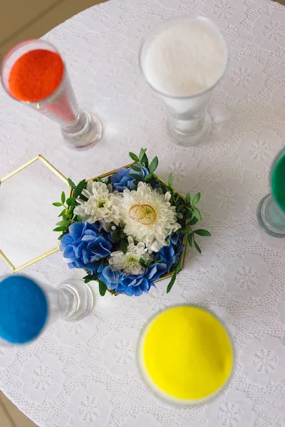 Anillos para la ceremonia de boda se encuentran en una caja con flores frescas en las flores — Foto de Stock
