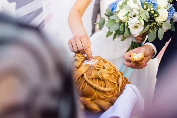 花婿と花嫁が自分の手で破る結婚式パン — ストック写真