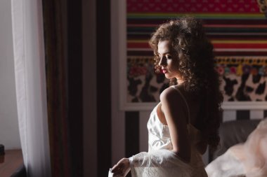 genç, neşeli ve mutlu kıvırcık saçlı kız