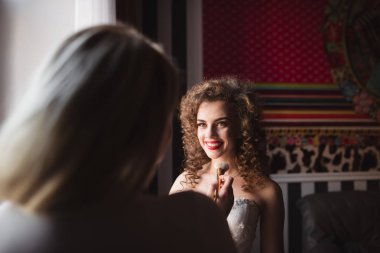 kıvırcık saçlı güzel ve nazik bir kız Gelin Makyaj