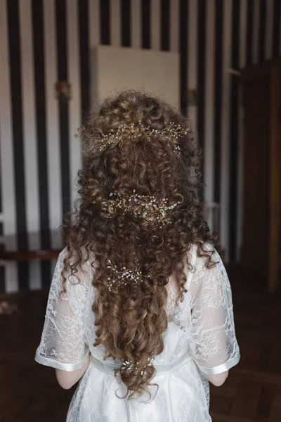 Coiffure pour une jeune belle fille aux cheveux bouclés ... — Photo