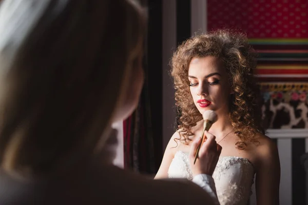 Mooie en jonge bruid make-up doen in de ochtend — Stockfoto