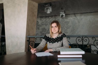 Kız bir kafede oturan ve yazma