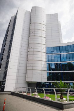 büyük pencereler ile çok katlı otel