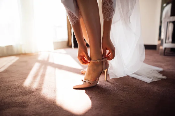 La novia sujeta sus zapatos —  Fotos de Stock