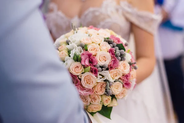 彼女の手で花嫁の花束 — ストック写真