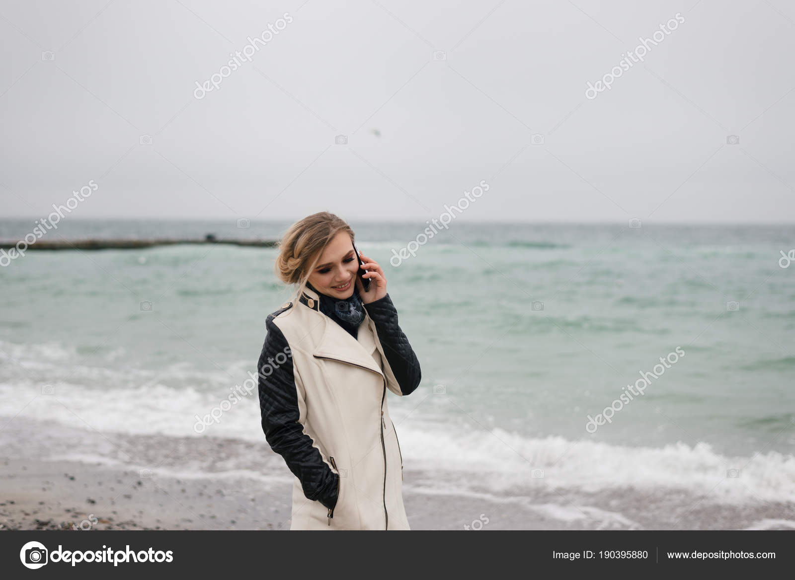 ochen-mokraya-blondinka-zrelaya-dama-zastukala-za-drochkoy-smotret-onlayn