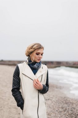 Kız mahçup oldu ve onun bakışları aşağı indirdi.