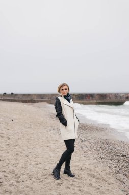 Kız deniz kenarında tek başına duran