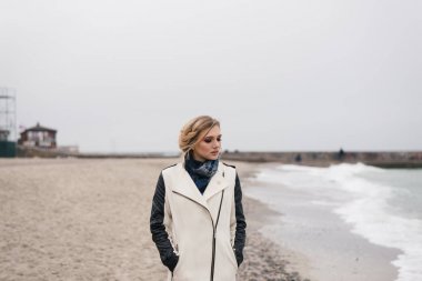 plajda sarışın düşündü ve başını eğik