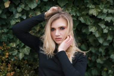 Fotoğraf arka plan bir bitki etkileyici bir görünüme sahip bir kız