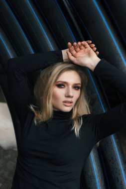 sarışın kız borulara sneered, ellerini kaldırdı ve görünüyor