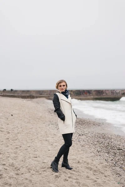 La chica está parada sola junto al mar — Foto de Stock