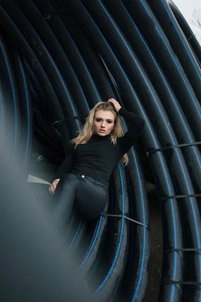 Rubia está sosteniendo su pelo y posando para una foto — Foto de Stock