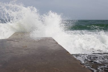yüksek dalgalar kaçışı bir taş iskele, deniz öfkeleniyor hakkında