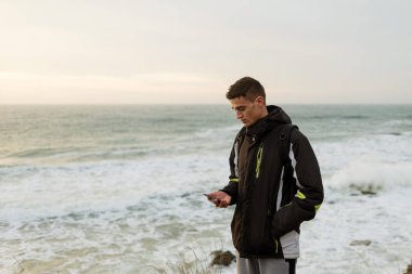adam bir telefon denizle alkışlar