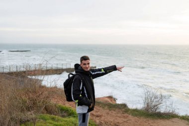 adam gülümsüyor içine kamera ve bir şey gösterir