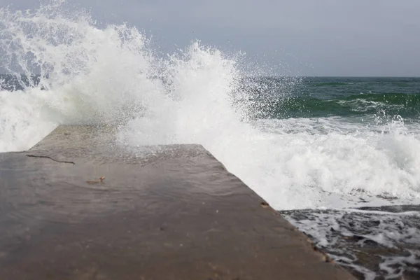High Waves Break Stone Pier Sea Rages — Stock Photo, Image