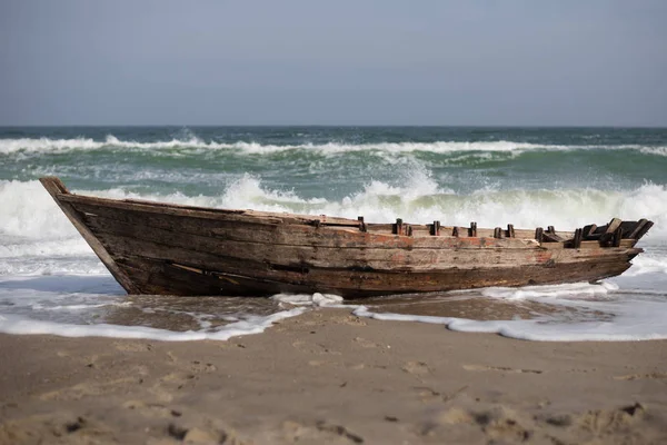 Velho Pequeno Barco Madeira Fica Praia Durante Uma Tempestade Ondas — Fotografia de Stock