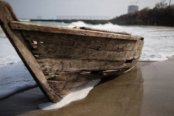 Pequeno Barco Abandonado Madeira Fica Costa Perto Mar Com Ondas — Fotografia de Stock