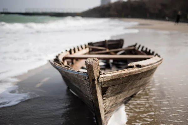 Pequeno Barco Madeira Velho Fica Molhado Praia Sob Ondas Grandes — Fotografia de Stock