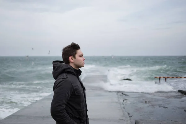 Guy on the background of the sea looking into the distance — Stock Photo, Image