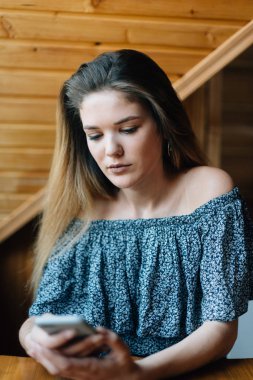 Telefonu üzerinden sosyal ağlarda iletişim