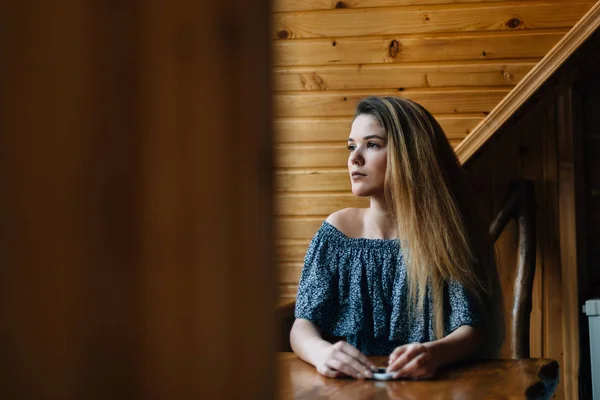 A cheerful morning in a wooden house — Stock Photo, Image